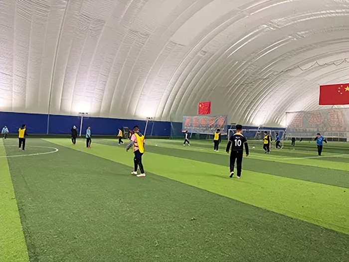 开云体育-燃动民间足球活力 献礼大连万亿GDP 世纪体育不老松vs年轻企业家|足球队|赛事|足球赛|工商联|民营企业家_新浪体育_新浪新闻