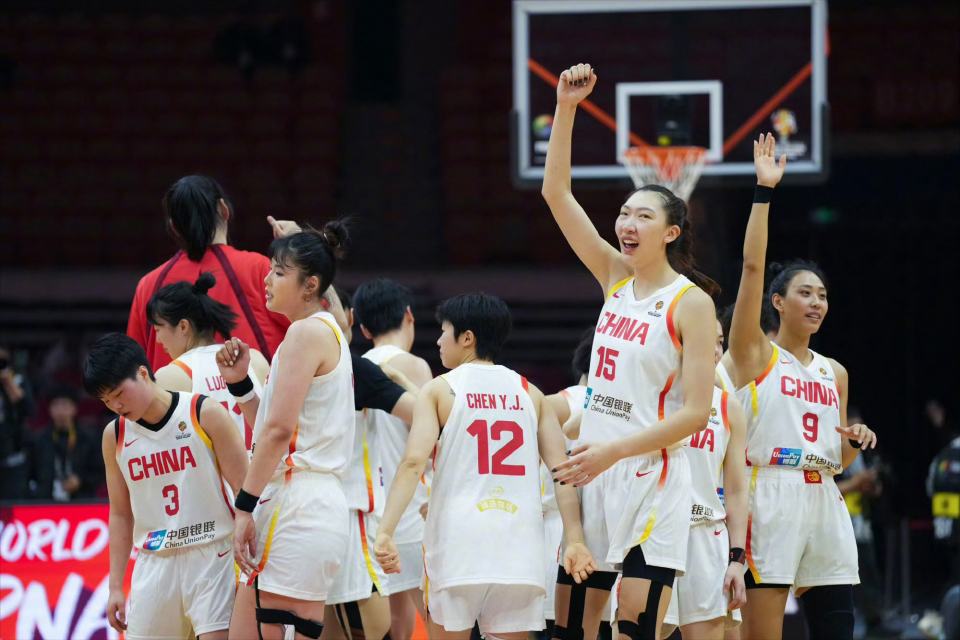 女篮开门红！3大中锋轰47分太无解 张子宇11分钟砍12+3手握5优势