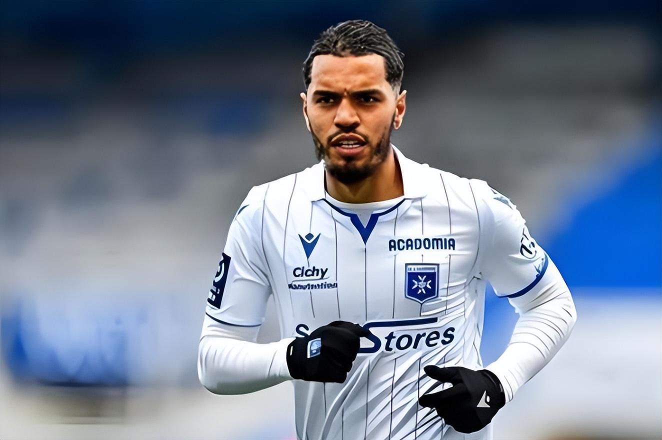 开云下载-瓦科上赛季在鲁能进球如麻！本赛季续约后却至今未破门，引发热议